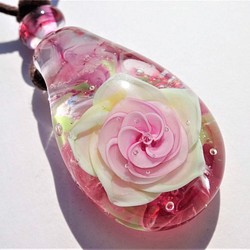 《Rose～Mimieden》　ペンダント　ガラス　とんぼ玉　花　薔薇　バラ　ミミエデン　母の日　 1枚目の画像