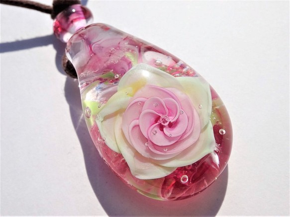 《Rose～Mimieden》　ペンダント　ガラス　とんぼ玉　花　薔薇　バラ　ミミエデン　母の日　 1枚目の画像