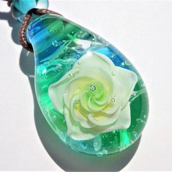 《Rose～Jade》　ペンダント　ガラス　とんぼ玉　花　薔薇　バラ　ジェイド　　 1枚目の画像