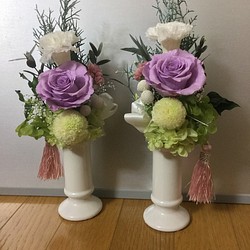 白い花器のお供え花（１対） 1枚目の画像