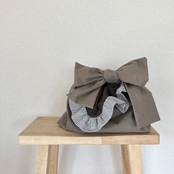 蝶々結びの持ち手バッグ　フリルの掛け布　リネン　カフェオレ 1枚目の画像