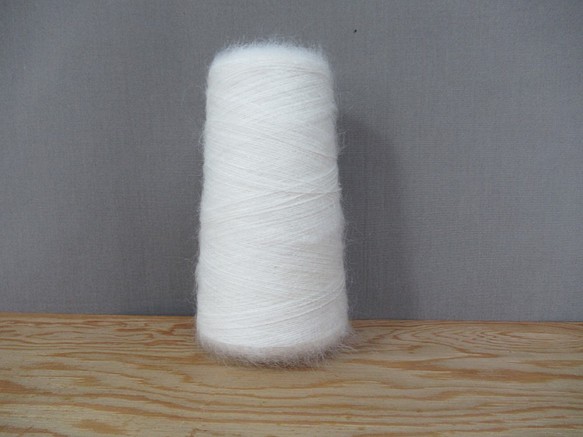 【送料無料】手織り糸　生成りモヘア糸 1枚目の画像