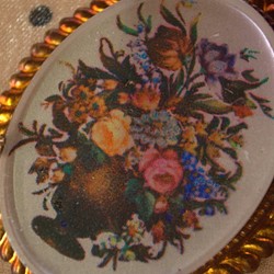 ヴィンテージ  西ドイツ 花束のカボション 花瓶 大ぶり ネックレスチャーム  ゴールドフレーム ペンダント アンティー 1枚目の画像