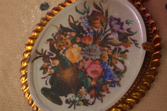 ヴィンテージ  西ドイツ 花束のカボション 花瓶 大ぶり ネックレスチャーム  ゴールドフレーム ペンダント アンティー 1枚目の画像
