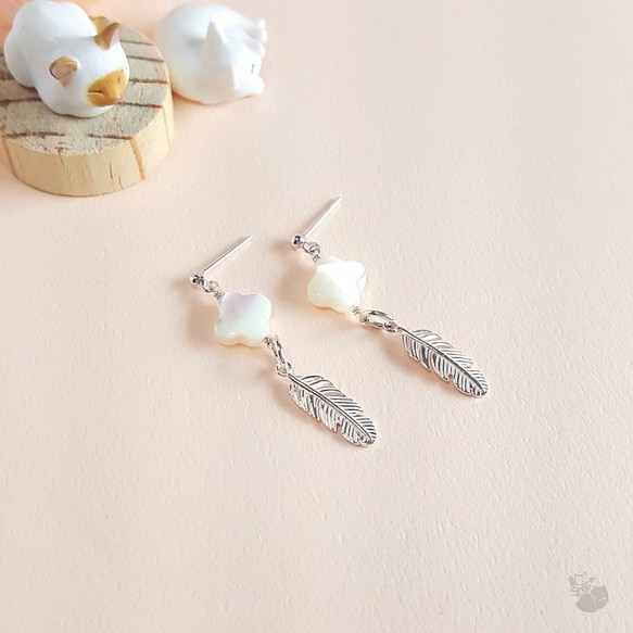 貓のShop • 白色貝殼 + 925銀羽毛 x 925銀 耳針 耳環 第1張的照片