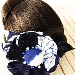 髪飾り　紺色花 1枚目の画像