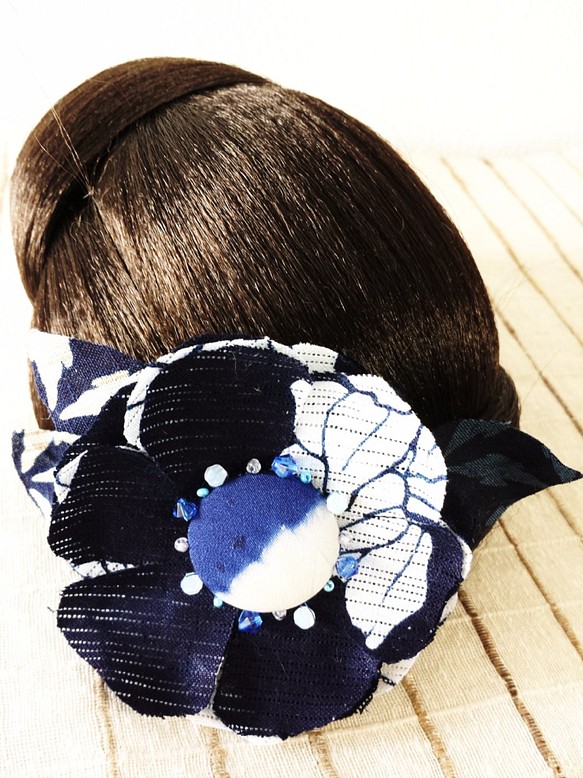 髪飾り　紺色花 1枚目の画像