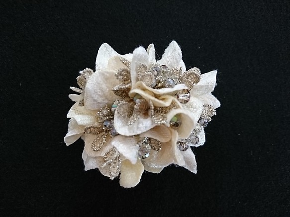 コサージュ ［ velvet petal corsage （クリーム） ］ 1枚目の画像
