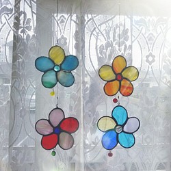 ステンドグラス製　カラフルなお花のサンキャッチャー(お花2連タイプ) 1枚目の画像