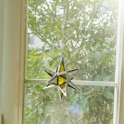 ステンドグラス製　黄色の星のサンキャッチャー(ミニミニサイズ) 1枚目の画像