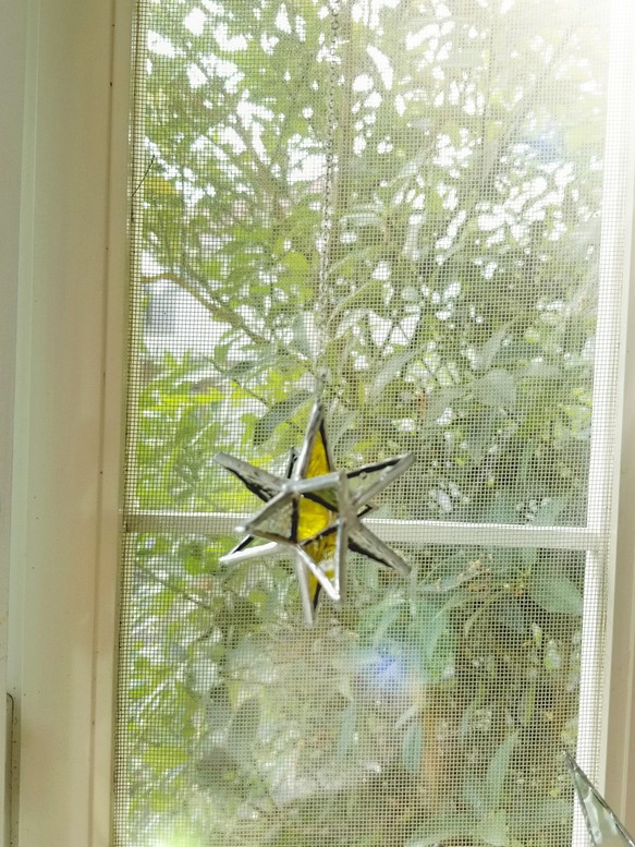 ステンドグラス製　黄色の星のサンキャッチャー(ミニミニサイズ) 1枚目の画像