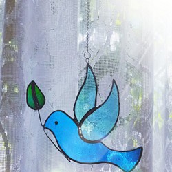 幸運を呼ぶ平和のシンボル　ステンドグラス製　青い鳥のサンキャッチャー