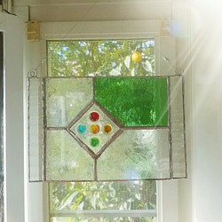 ステンドグラス製　アンティーク調　グリーン基調のサンキャッチャーパネル(スタンド付) 1枚目の画像