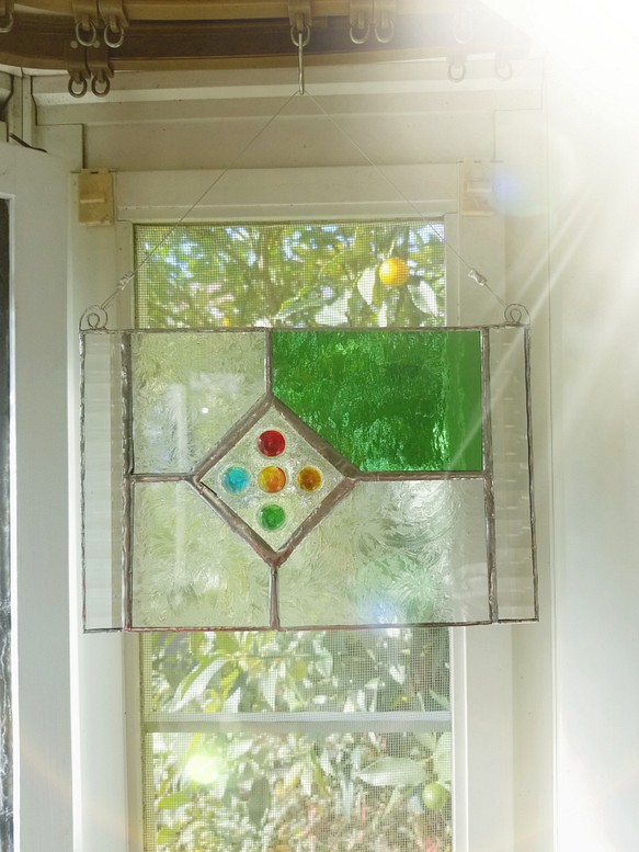 ステンドグラス製　アンティーク調　グリーン基調のサンキャッチャーパネル(スタンド付) 1枚目の画像