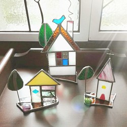 ステンドグラス製　カラフルなお家のオーナメント(大) 1枚目の画像