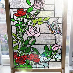 ステンドグラス　ピンクと赤いバラと蝶のパネル　(スタンド付) 1枚目の画像