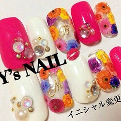 イニシャル入りフラワーネイル ネイルチップ ネイルシール Y S Nail 通販 Creema クリーマ ハンドメイド 手作り クラフト作品の販売サイト