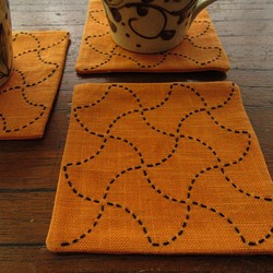 刺し子分銅模様のコースター 橙色×　黒色糸 1枚目の画像