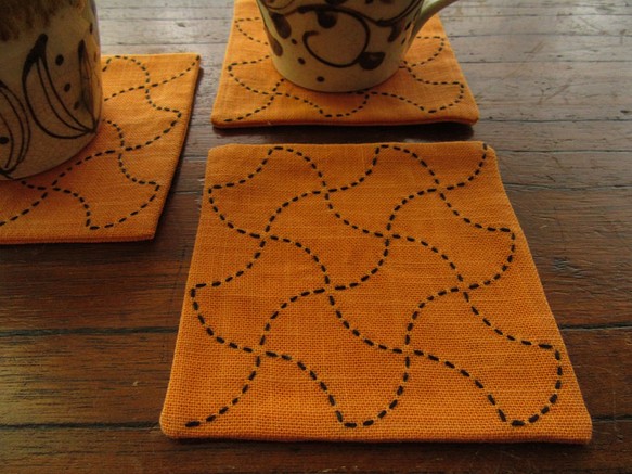 刺し子分銅模様のコースター 橙色×　黒色糸 1枚目の画像