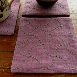 刺し子分銅模様のコースター 古代紫色×　緑色糸 1枚目の画像