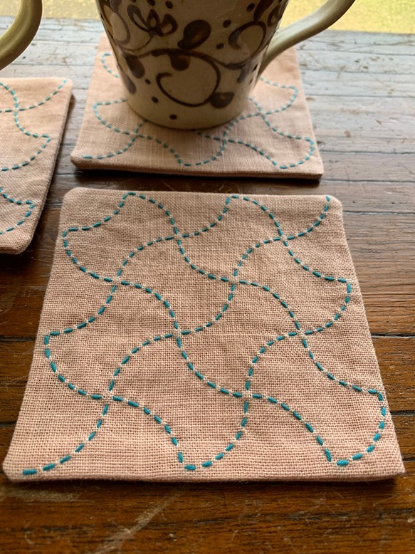 刺し子分銅模様のコースター 珊瑚色×　紺碧色糸 1枚目の画像