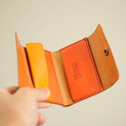 イタリアンレザーのコンパクトウォレット 内装オレンジ 三つ折り財布 小さい財布 革 レザーウォレット 1枚目の画像