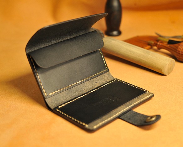 イタリアンレザーのコンパクトウォレット 黒 革財布 小さい財布 三つ折り財布 レザーウォレット 革 1枚目の画像
