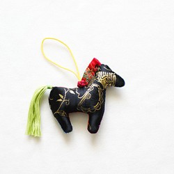 カンセ人形（黒に金模様）　ポジャギ　馬　バッグチャーム 1枚目の画像