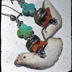 木の粘土でできた小鳥のピアス＊チベットビーズとターコイズの花 1枚目の画像