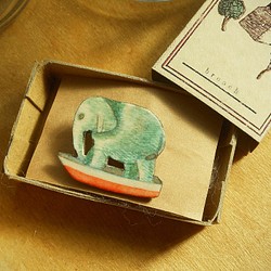 〈旅する象〉紙ブローチ 1枚目の画像