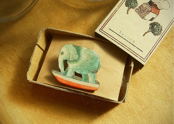 〈旅する象〉紙ブローチ 1枚目の画像