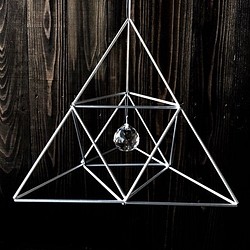 ヒンメリ「ピラミッド」大サイズ　三角型　野外使用可なアルミ製　オプションでサンキャッチャー　幾何学オブジェ　シルバー 1枚目の画像