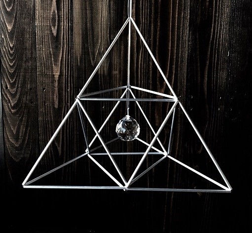 ヒンメリ「ピラミッド」大サイズ　三角型　野外使用可なアルミ製　オプションでサンキャッチャー　幾何学オブジェ　シルバー 1枚目の画像