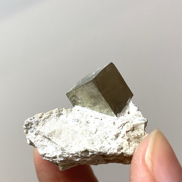 パイライト　ナバフン鉱山　立方体　天然石　スペイン　ミニチュア　creema限定 1枚目の画像