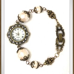 コットンパールのアンティーク風腕時計 ホワイト 1枚目の画像