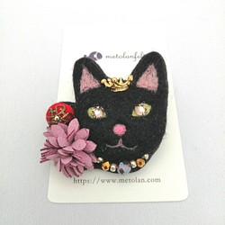 羊毛フェルト　黒猫ブローチ（フラワーつき） 1枚目の画像