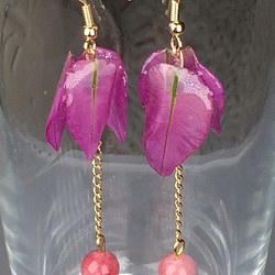長い耳のイヤリング/真の花のイヤリングは、色のヒスイ天然石ビーズとブーゲンビリアの花で作られた 1枚目の画像