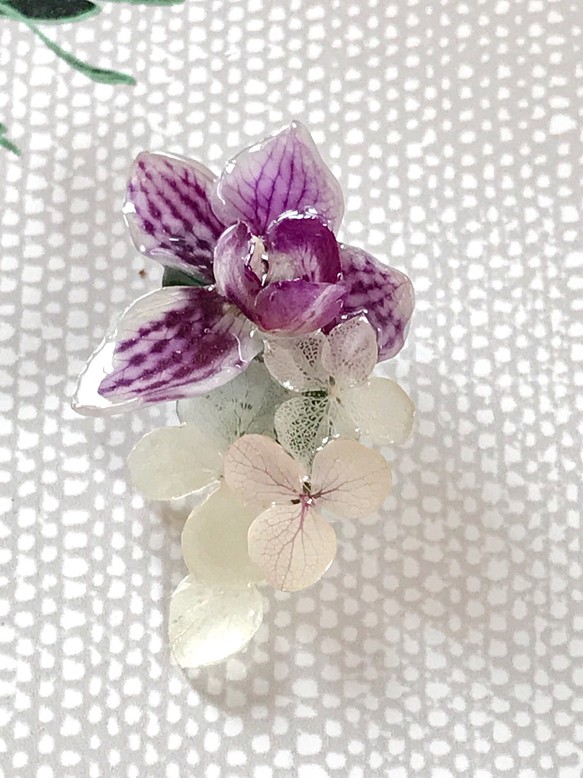 母の日ギフトの選択：手作りの蘭の花のブローチ、紫ゼブラランとライトピンク、白い紫陽花象眼細工の宝石のブローチ 1枚目の画像