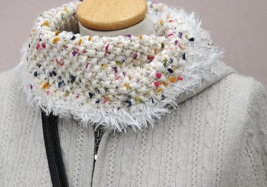 春色　カシミア糸の手編みスヌード　ウールポンポン　 1枚目の画像