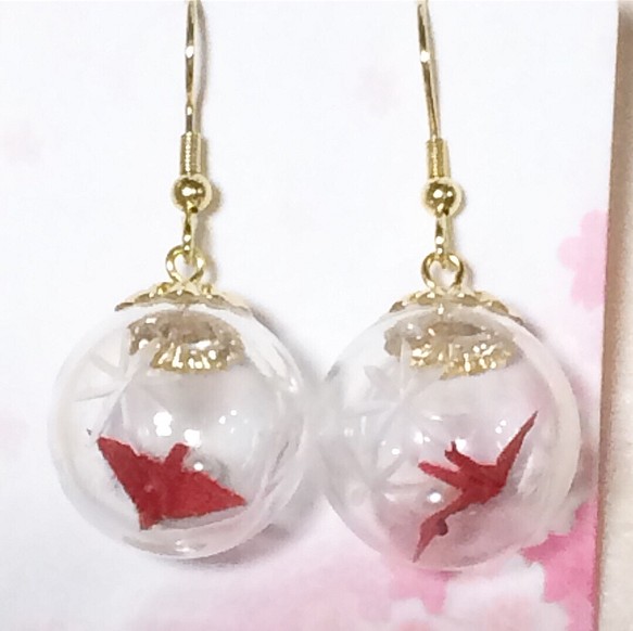 切子風ガラスドームに折鶴のピアス赤 1枚目の画像