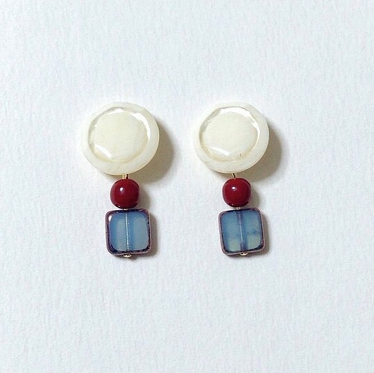 Shiny white button and red vintage beads pierce_85 1枚目の画像