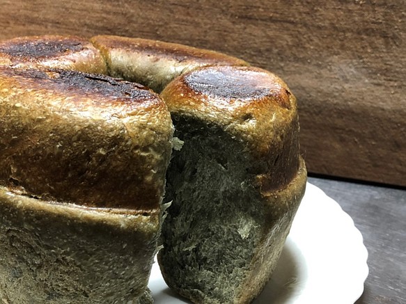 天然酵母の鍋焼きパンはオーブンで焼くパンとちょっと違う優しいヨモギの風味が漂います。 1枚目の画像