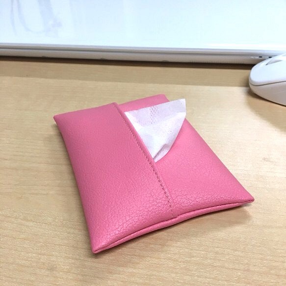 鮮やかピンク フェイクレザーのポケットティッシュケース 1枚目の画像