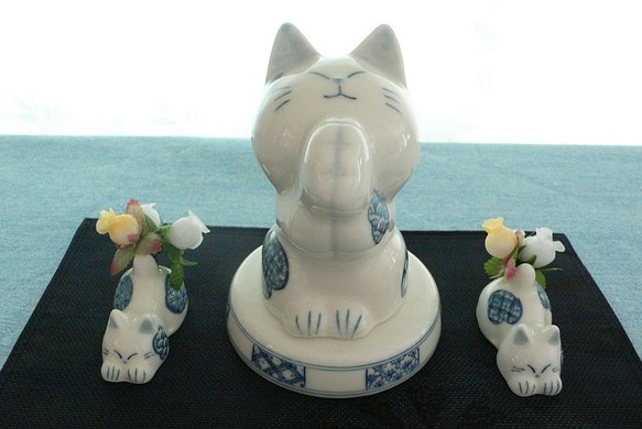 京焼　染付　猫の置物　「お祈り猫」　猫のお地蔵さんセット 1枚目の画像
