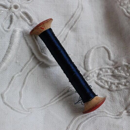 *アンテイーク 木製スプール シルク糸 濃紺 1枚目の画像