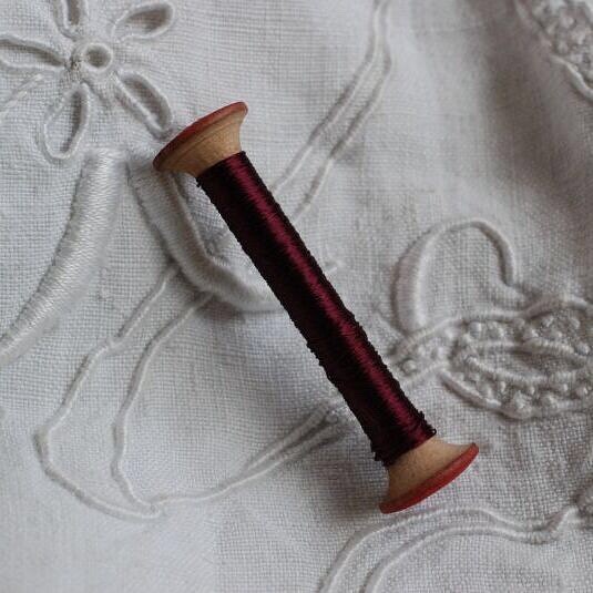 *アンテイーク 木製スプール シルク糸 エンジ 1枚目の画像