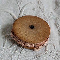 *アンティーク 木製丸型糸巻き+レース50cm f 1枚目の画像
