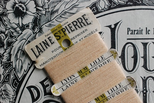 アンティーク糸　レーヌ・サン・ピエールの紙製糸巻き 羊毛 ベージュ系 1枚目の画像
