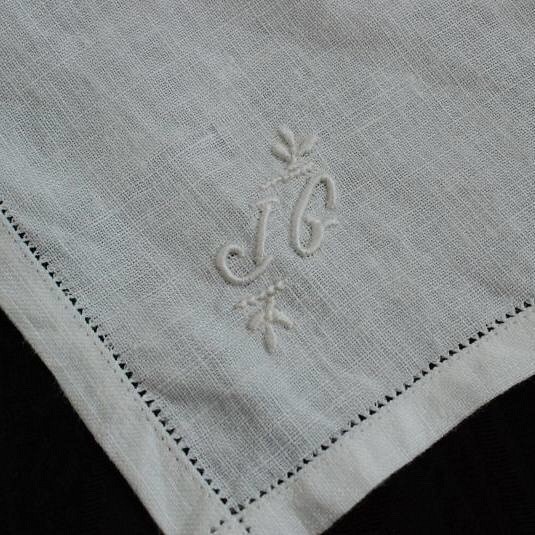 アンティーク 緻密なシュバルム白糸刺繍 繊細なトライアングルフリル ハンカチーフ