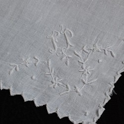 *アンティーク ハンカチ コットン 白糸刺繍 TP・四隅に刺繍. [1581] 1枚目の画像